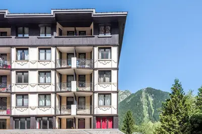 an apartment building with a mountain in the background at Résidence Pierre & Vacances Le Chamois Blanc in Chamonix-Mont-Blanc