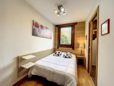 a bedroom with a bed and a window at Chamonix centre, 64m², 6 pers., 2 chambres, parking - FR-1-507-14 in Chamonix-Mont-Blanc