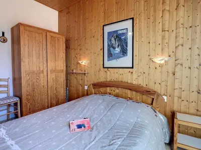 a bedroom with a bed in a wooden wall at Appartement spacieux à Chamonix, 8 pers, ascenseur - FR-1-507-25 in Chamonix-Mont-Blanc