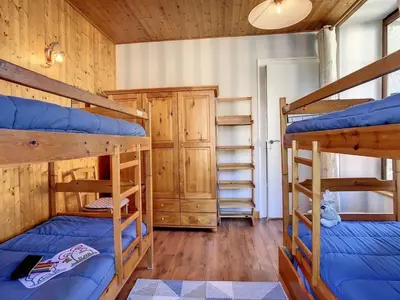a room with two bunk beds in a cabin at Appartement spacieux à Chamonix, 8 pers, ascenseur - FR-1-507-25 in Chamonix-Mont-Blanc