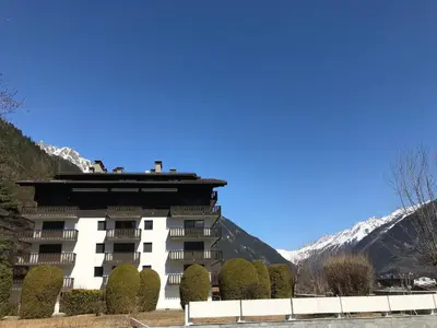 a building in the middle of a mountain at T2 spacieux 45m² pour 4 pers, centre Chamonix, parking inclus - FR-1-507-27 in Chamonix-Mont-Blanc