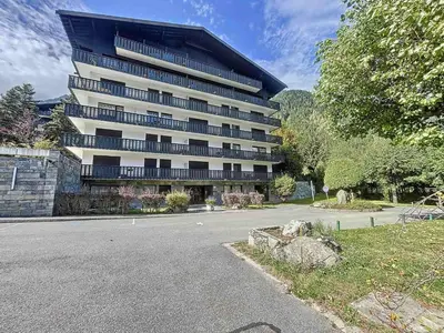 a large building with a road in front of it at T2 spacieux 45m² pour 4 pers, centre Chamonix, parking inclus - FR-1-507-27 in Chamonix-Mont-Blanc