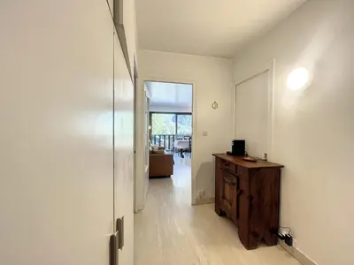 a room with a hallway with a door and a table at T2 spacieux 45m² pour 4 pers, centre Chamonix, parking inclus - FR-1-507-27 in Chamonix-Mont-Blanc