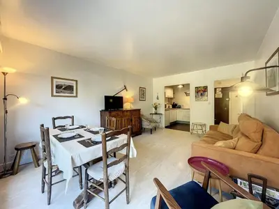 a living room with a table and a couch at T2 spacieux 45m² pour 4 pers, centre Chamonix, parking inclus - FR-1-507-27 in Chamonix-Mont-Blanc