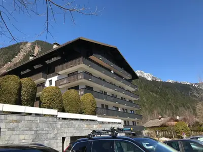 a building with cars parked in front of it at T2 spacieux 45m² pour 4 pers, centre Chamonix, parking inclus - FR-1-507-27 in Chamonix-Mont-Blanc