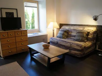 a bedroom with a bed and a table with a coffee table sidx sidx at Appartement cosy au centre de Chamonix avec jardin, 2 pièces, bien équipé, accepte animaux - FR-1-507-29 in Chamonix-Mont-Blanc