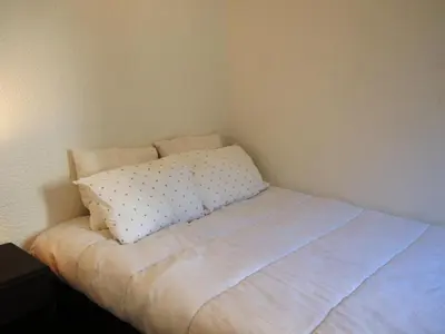 a small bed in a corner of a room at Appartement cosy au centre de Chamonix avec jardin, 2 pièces, bien équipé, accepte animaux - FR-1-507-29 in Chamonix-Mont-Blanc