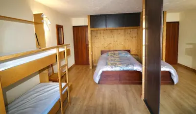 a bedroom with two bunk beds in a room at Chamonix centre, 51m2, vue Mt Blanc, 2 à 6 pers, 2 balcons in Chamonix-Mont-Blanc