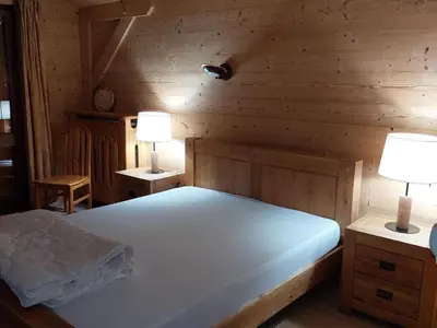 a bedroom with a bed and two lamps on tables at Beau 3 pièces spacieux avec parking proche du Mont Blanc - 6 pers. - FR-1-517-15 in Chamonix-Mont-Blanc