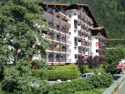 a large building with a car parked in front of it at Beau 3 pièces spacieux avec parking proche du Mont Blanc - 6 pers. - FR-1-517-15 in Chamonix-Mont-Blanc