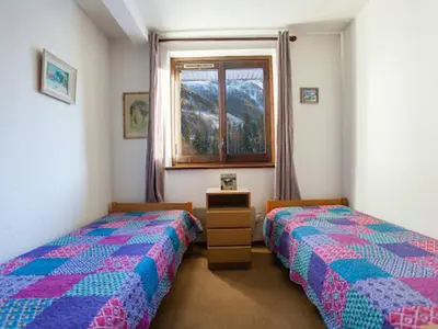 a bedroom with two twin beds and a window at 2 Pièces Vue Mont Blanc avec Balcon - Chamonix, Animaux acceptés - FR-1-517-19 in Chamonix-Mont-Blanc