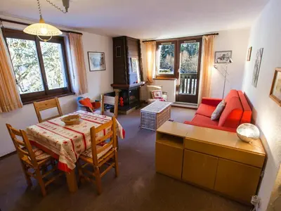 a living room with a table and a couch at 2 Pièces Vue Mont Blanc avec Balcon - Chamonix, Animaux acceptés - FR-1-517-19 in Chamonix-Mont-Blanc