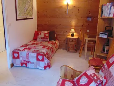a room with a bed and a table in a room at Studio lumineux 3 pers, animaux admis, parking - FR-1-517-27 in Chamonix-Mont-Blanc