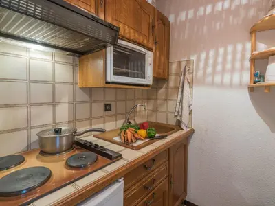 a dining room with a table and a chair at Studio lumineux proche des pistes, animaux admis - FR-1-517-32 in Chamonix-Mont-Blanc