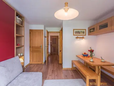 a living room with a table and a couch at Studio lumineux proche des pistes, animaux admis - FR-1-517-32 in Chamonix-Mont-Blanc