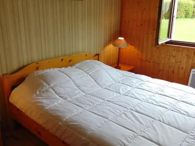 a bedroom with a white bed with a window at Charmant 3 pièces avec terrasse, parking, 6 couchages - Chamonix - FR-1-517-38 in Chamonix-Mont-Blanc