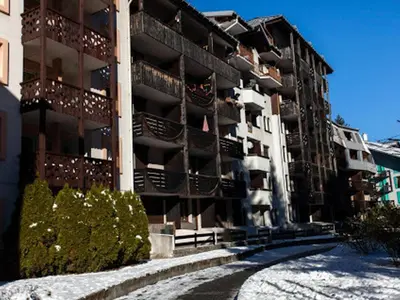an empty street in front of an apartment building at Studio Chamonix 20m², 4 pers, balcon, parking - FR-1-517-40 in Chamonix-Mont-Blanc