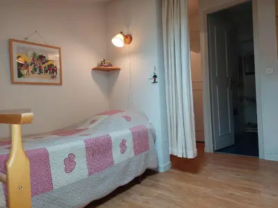 a bedroom with a bed with a pink and white blanket at Bel appartement rénové à Chamonix avec vue sur le Mont-Blanc, parking et animaux admis - FR-1-517-51 in Chamonix-Mont-Blanc