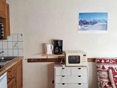 a microwave sitting on top of a counter in a kitchen at Studio cosy proche des pistes - Animaux admis - FR-1-517-52 in Chamonix-Mont-Blanc