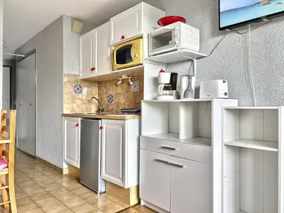 two beds in a small room with white sheets at BA112 Studio 4 Pers Pied de pistes Carroz in Les Carroz d'Araches