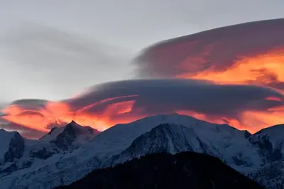 a lenticular cloud over a mountain range at sunset at Face Mont-Blanc in Passy