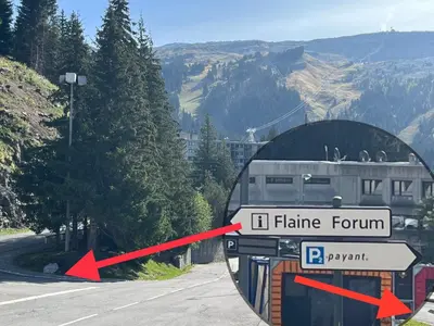 a sign on the side of a road at Flaine Forum L1 Cassiopée Mezzanine & Terrasse in Flaine