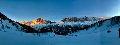 a group of people skiing down a snow covered mountain at Vues incroyables - Glaciers, lacs et montagnes in Chamonix-Mont-Blanc