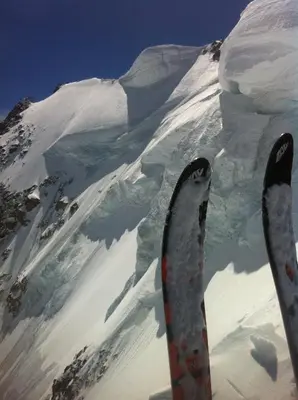 a pair of skis standing on a snow covered mountain at Vues incroyables - Glaciers, lacs et montagnes in Chamonix-Mont-Blanc