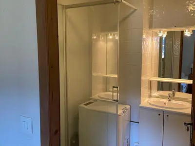 a bathroom with a washing machine and a sink at Charmant Duplex 3 Chambres à 100m des Pistes, Parking, WIFI - FR-1-815-73 in Morillon