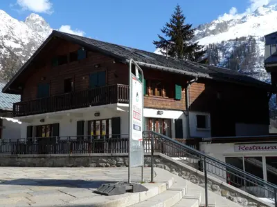 a building with a sign in front of it at Prachtig familie appartement voor 6 personen in het hart van Argentière, Chamonix Mont-Blanc in Chamonix-Mont-Blanc