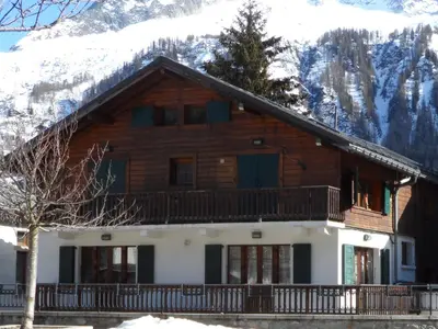 a log house in the mountains with snow at Prachtig familie appartement voor 6 personen in het hart van Argentière, Chamonix Mont-Blanc in Chamonix-Mont-Blanc