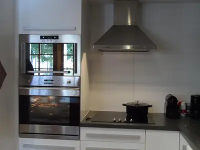 a kitchen with a stove and a stove top oven at Prachtig familie appartement voor 6 personen in het hart van Argentière, Chamonix Mont-Blanc in Chamonix-Mont-Blanc