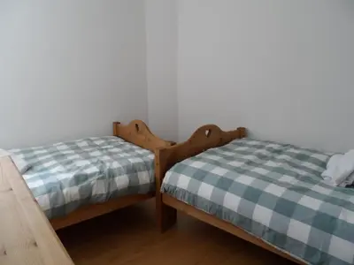 two beds sitting next to each other in a room at Prachtig familie appartement voor 6 personen in het hart van Argentière, Chamonix Mont-Blanc in Chamonix-Mont-Blanc