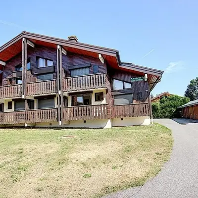 Le chalet des neiges 2 est au calme situé à 5 mn à pied du centre il est composé d'1 chambre avec lit double plus canapé convertible parking privé sur place et arrêt navette gratuite à 30 m