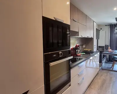 a kitchen with a stove and a microwave at Elégant et moderne, au pied du Mont-Blanc in Saint-Gervais-les-Bains