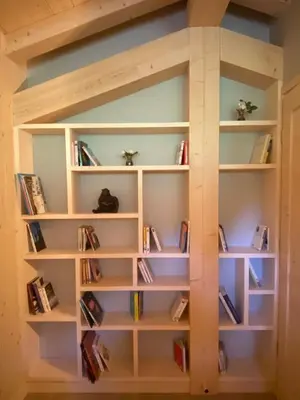 a book shelf in the corner of a room at Les Ours de Combloux in Combloux