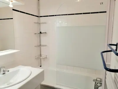 a bedroom with two bunk beds and a bed at Agréable 2 Pièces au pied des pistes, WIFI, Animaux admis - FR-1-815-74 in Morillon
