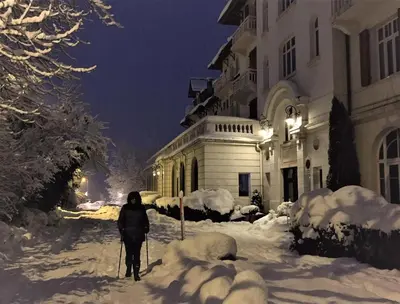 a person on skis in the snow in front of a building at Résidence du Mont-Blanc n°5Bis in Combloux