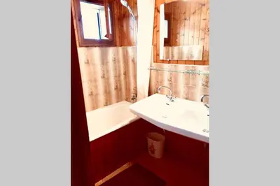 a bathroom with a sink and a bath tub at Charmant appartement dans chalet in Les Carroz d'Araches