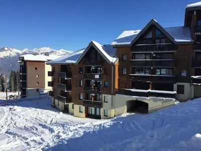 a small town with houses and a grass field at Duplex 4 pièces pour 8 personnes au pied des pistes à Morillon - FR-1-815-76 in Morillon