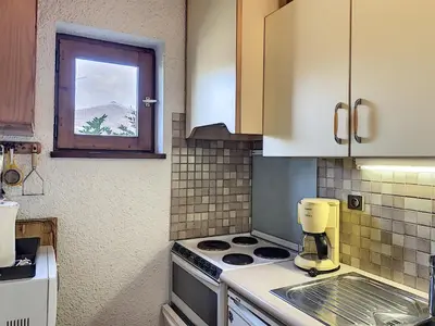 a kitchen with a stove and a window at Charmant 2 pièces au centre de Combloux avec balcon - FR-1-560-2 in Combloux
