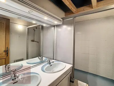 a bathroom with two sinks and a mirror at Grand Duplex 110m² 3 Chambres avec Balcon & Terrasse - FR-1-560-3 in Combloux