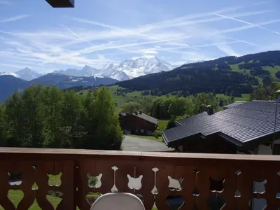 a balcony with a view of a mountain at Grand Duplex 110m² 3 Chambres avec Balcon & Terrasse - FR-1-560-3 in Combloux