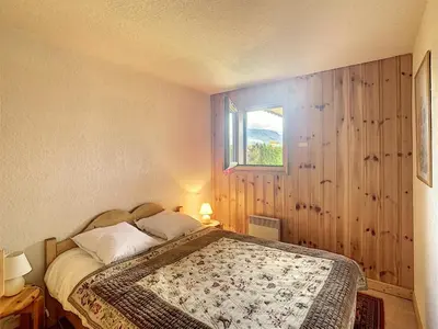 a bedroom with a bed and a window at Charmant 2 pièces cabine avec jardin, près de Combloux - FR-1-560-33 in Combloux