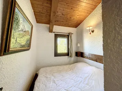 a small bedroom with a bed and a window at Charmant 3 pièces au pied des pistes à Combloux - FR-1-560-59 in Combloux