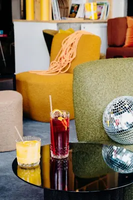 two drinks on a table in front of a couch at PlanB - Living Saint-Gervais - 250m des Remontées Mécaniques in Saint-Gervais-les-Bains