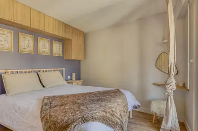 a bedroom with a bed in a room at Rare ! Appartement rénové dans le centre piéton de Megève in Megève