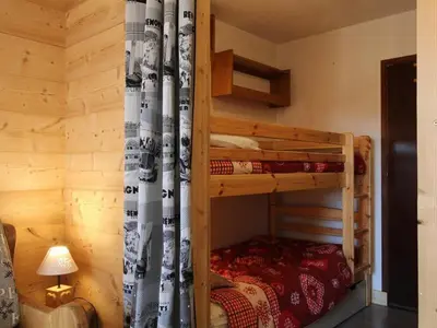 a bedroom with two bunk beds in a cabin at Studio rénové cosy, 4 pers, au pied des pistes, balcon ouest, proche commerces, parking inclus - FR-1-572-66 in Les Carroz d'Araches