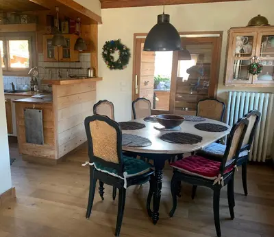 a dining room with a table and chairs at Le Solli in Saint-Gervais-les-Bains