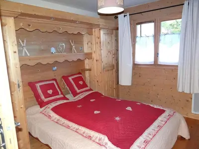 a bedroom with a bed with a red blanket at Appartement cosy 4 pièces, 8 pers, garage, proche pistes et commerces - FR-1-572-73 in Les Carroz d'Araches